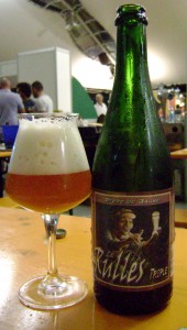 Questa birra ad alta fermentazione della Vallonia è prodotta con malti chiari, luppoli americani Warrior e Amarillo e il lievito dei trappisti di Orval. In seconda fermentazione si aggiunge zucchero candito scuro. La birra è consistente, ma anche molto "beverina", nonostante i suoi 8,4 gradi alcolici. Si abbina con carni bianche arrosto.