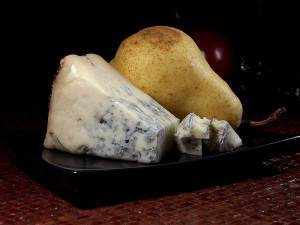 800px-Gorgonzola_and_a_pear